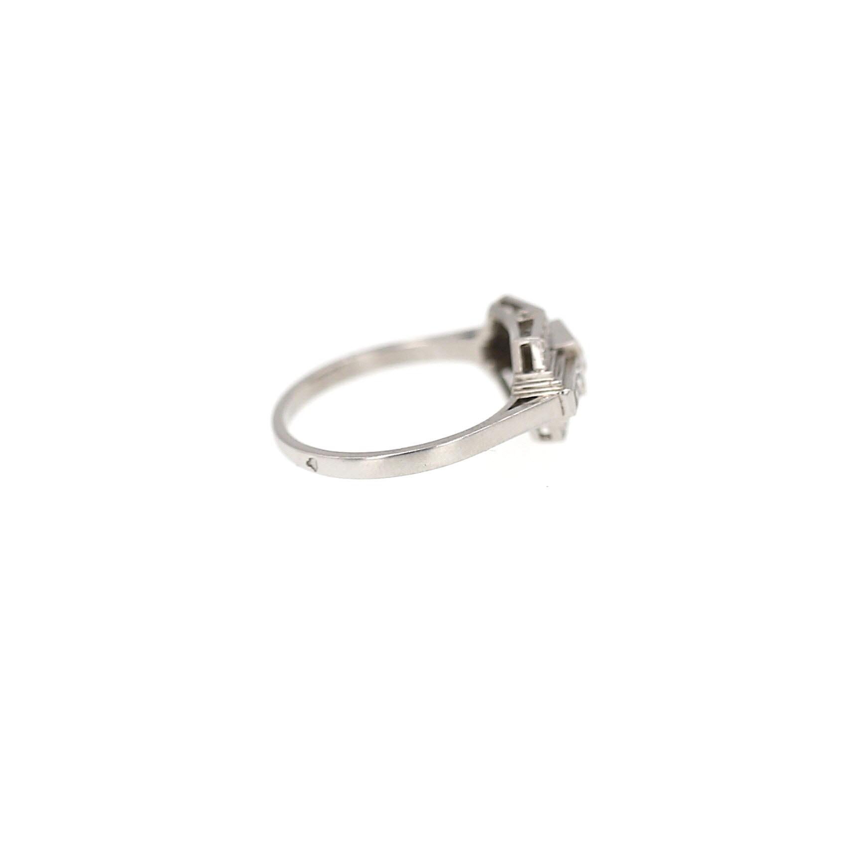 Vintage Art Deco ring in platinum and diamonds