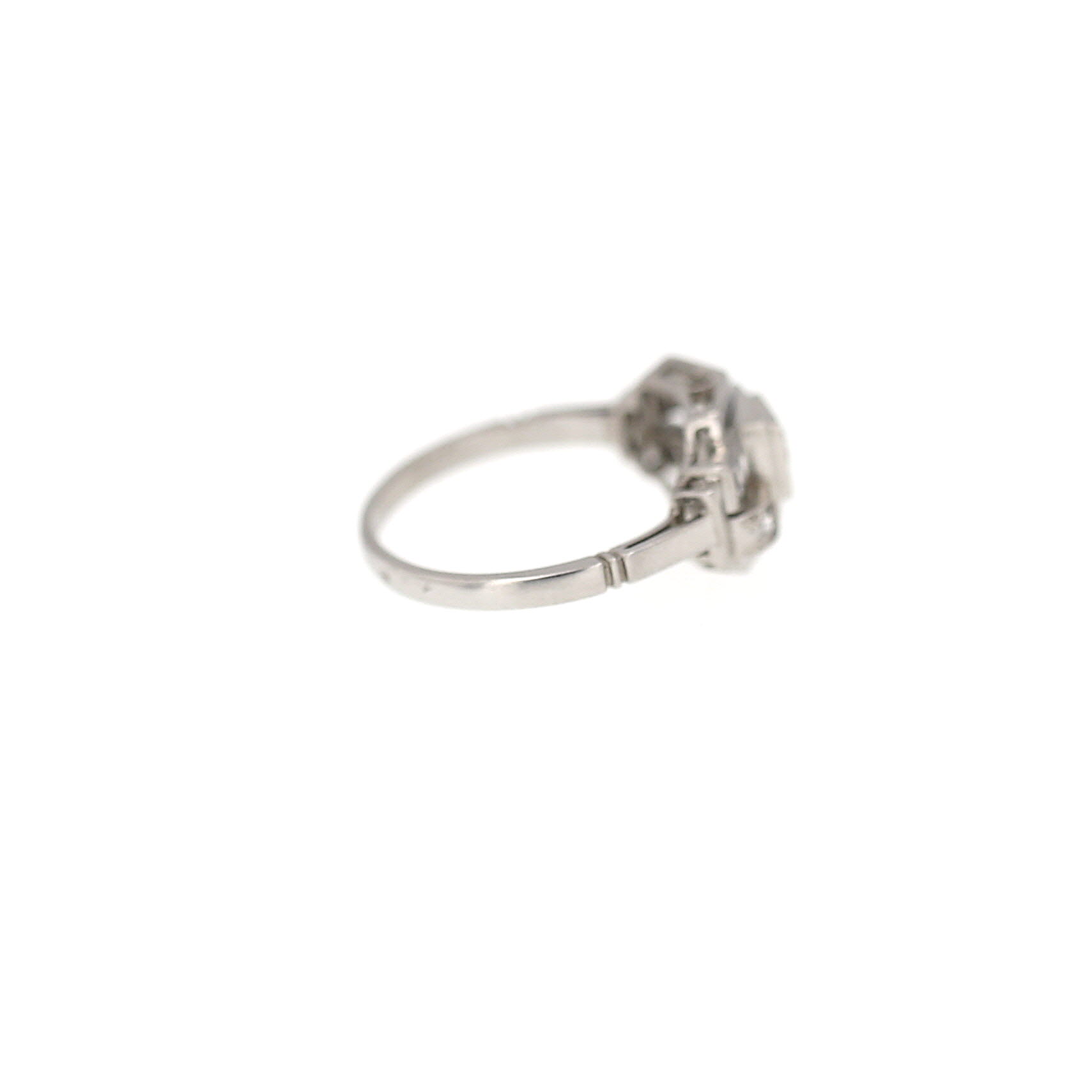 Vintage Art Deco ring in platinum and diamonds