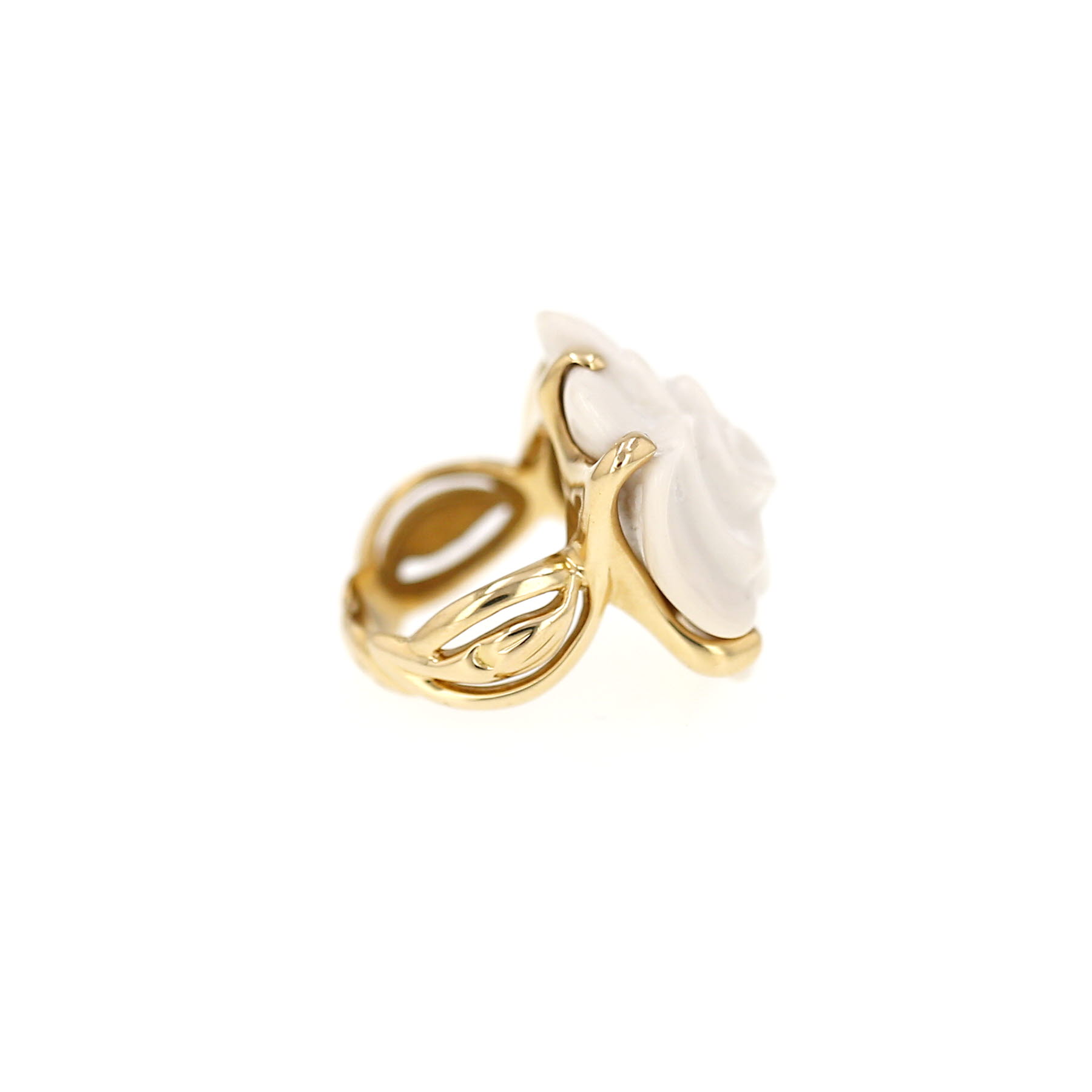 Chanel Camelia ring, medium size, in yellow gold and agate
