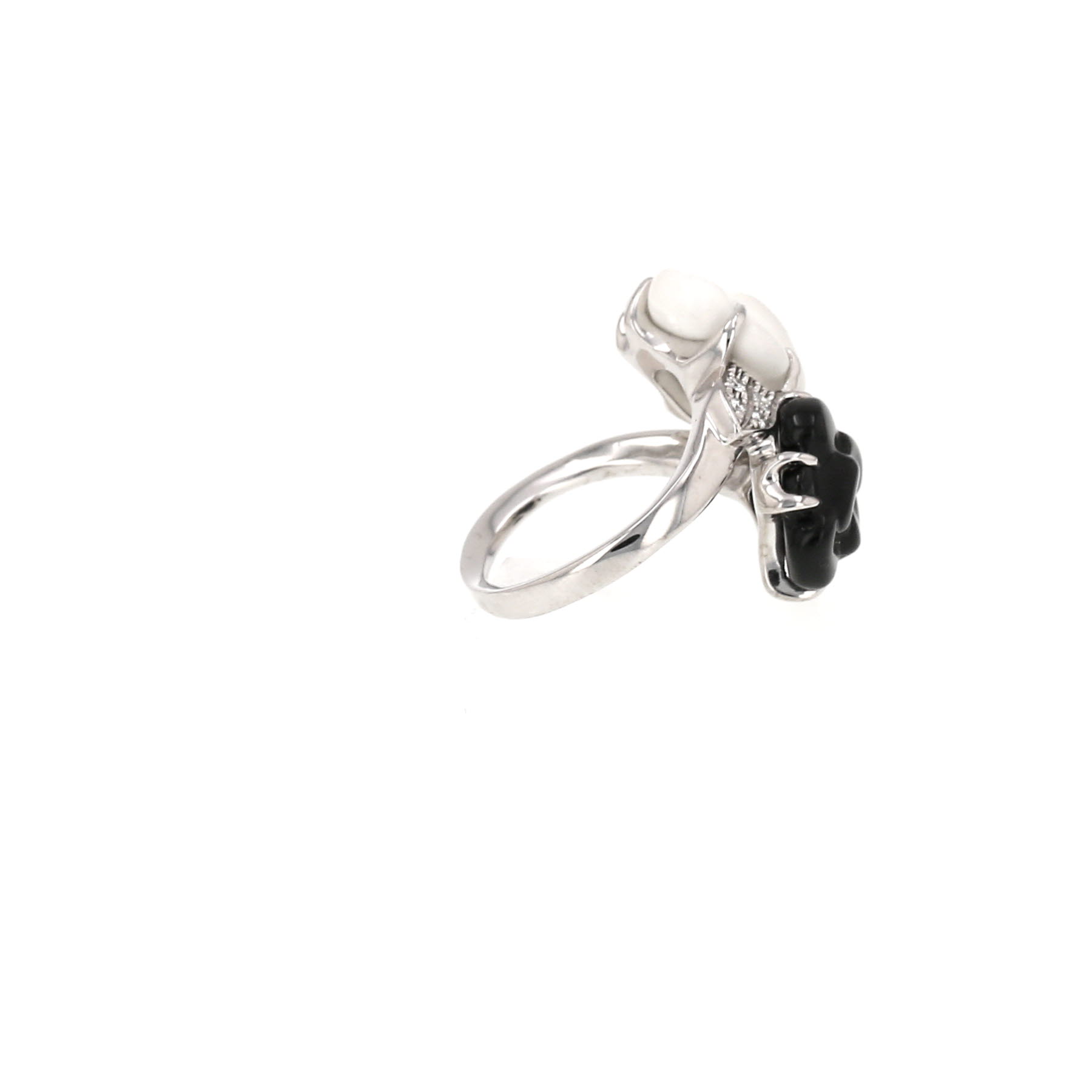 Anillo Chanel Camelia de oro blanco, ágata y ónix