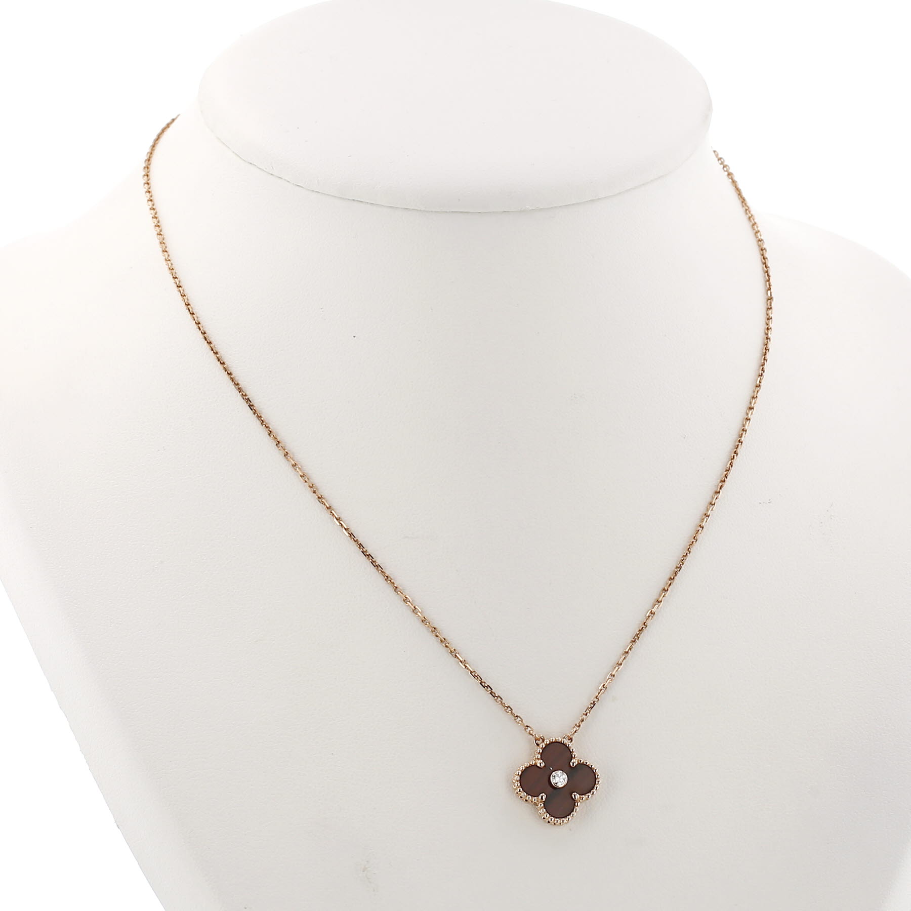 Collar Van Cleef & Arpels Holiday Alhambra (2017) de oro rosa, ojo de tigre rojo y diamante