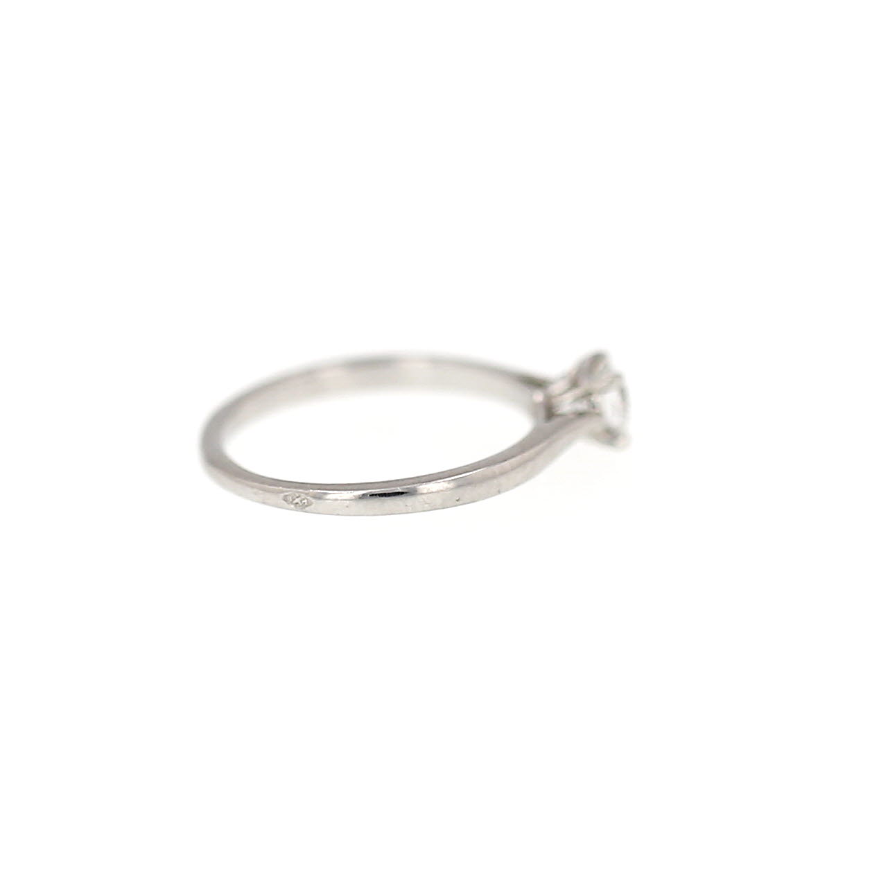 Anillo solitario Cartier 1895 de platino y diamantes