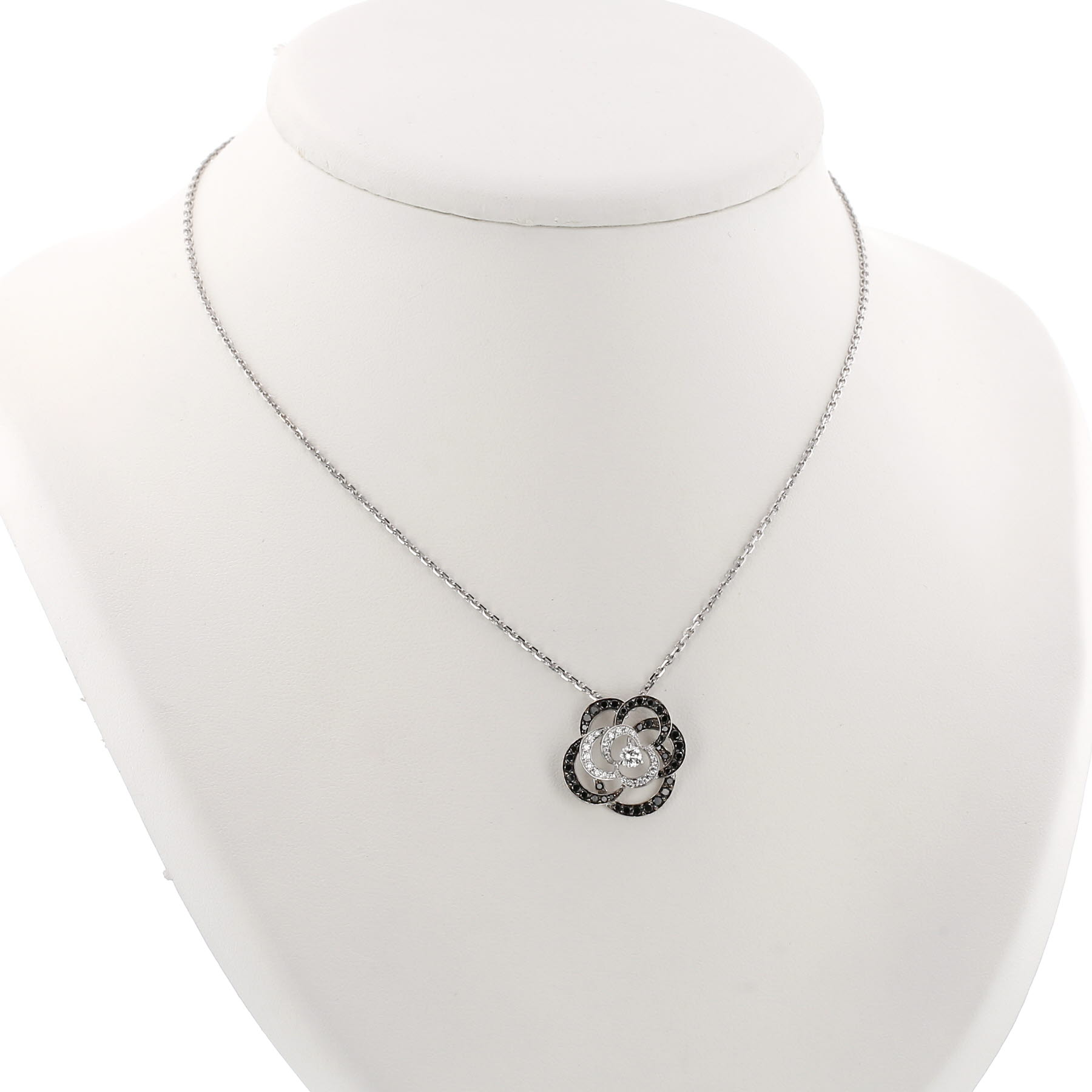 Collar Chanel «Fil de Camélia», modelo pequeño, en oro blanco y diamantes