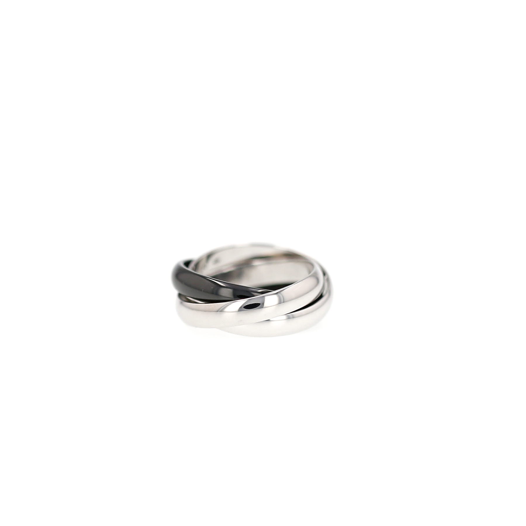Anillo Cartier Trinity, modelo mediano, en oro blanco y cerámica