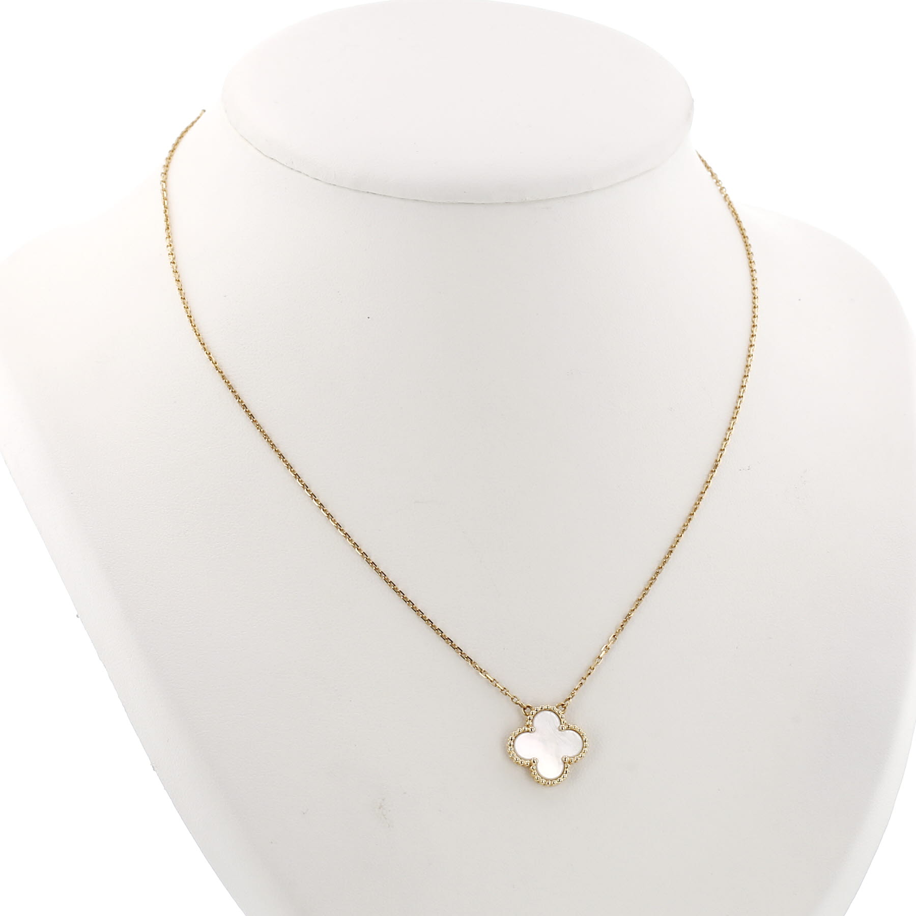 Collier Van Cleef Arpels Vintage Alhambra en or jaune et nacre blanc