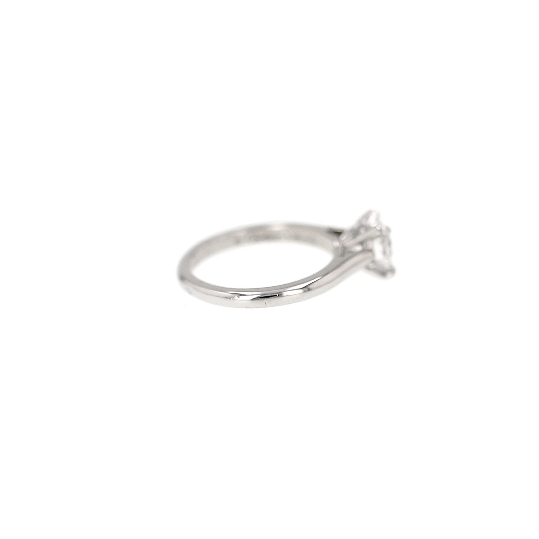 Anillo solitario Cartier 1895 de platino y diamantes
