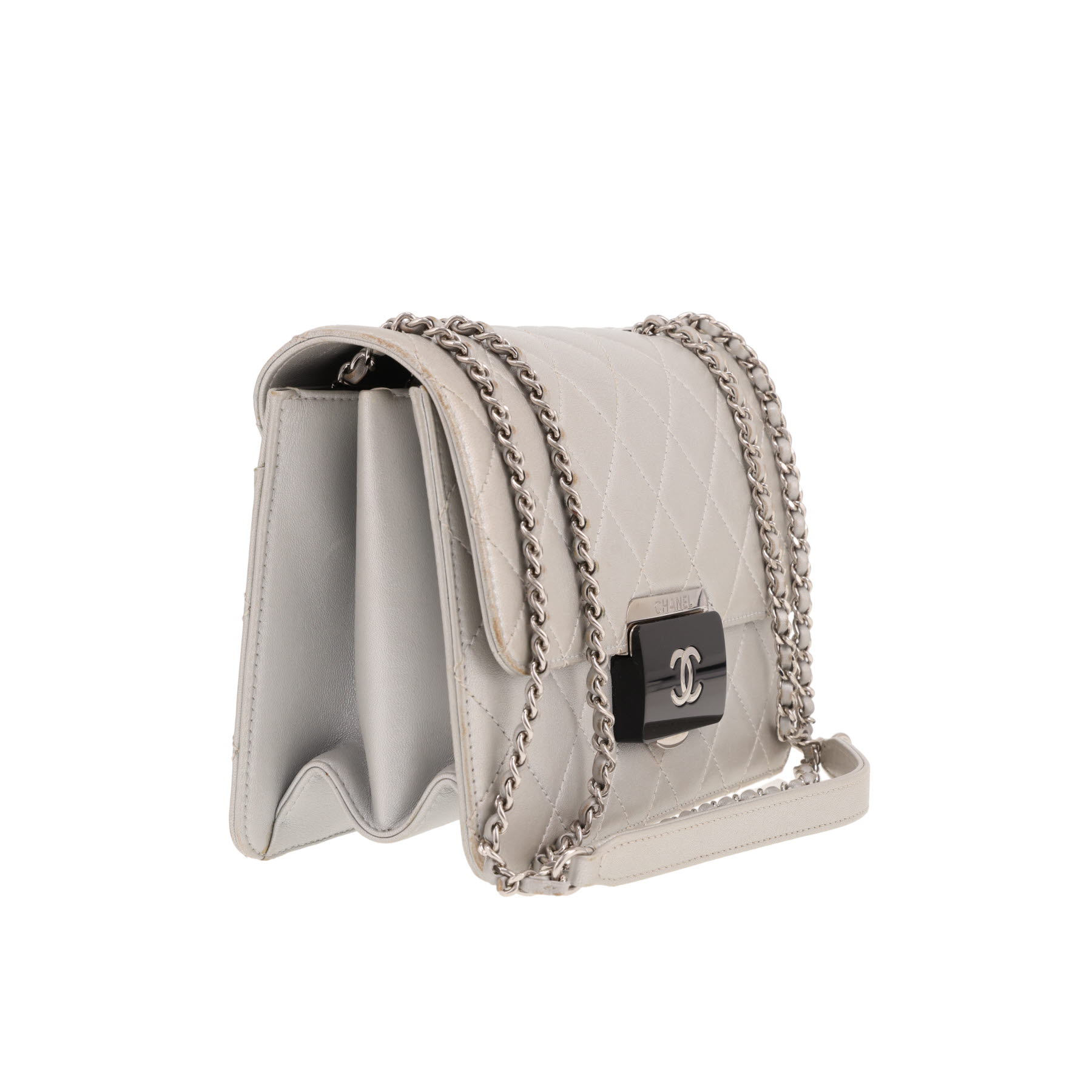 Chanel handbag   in silver quilted leather
