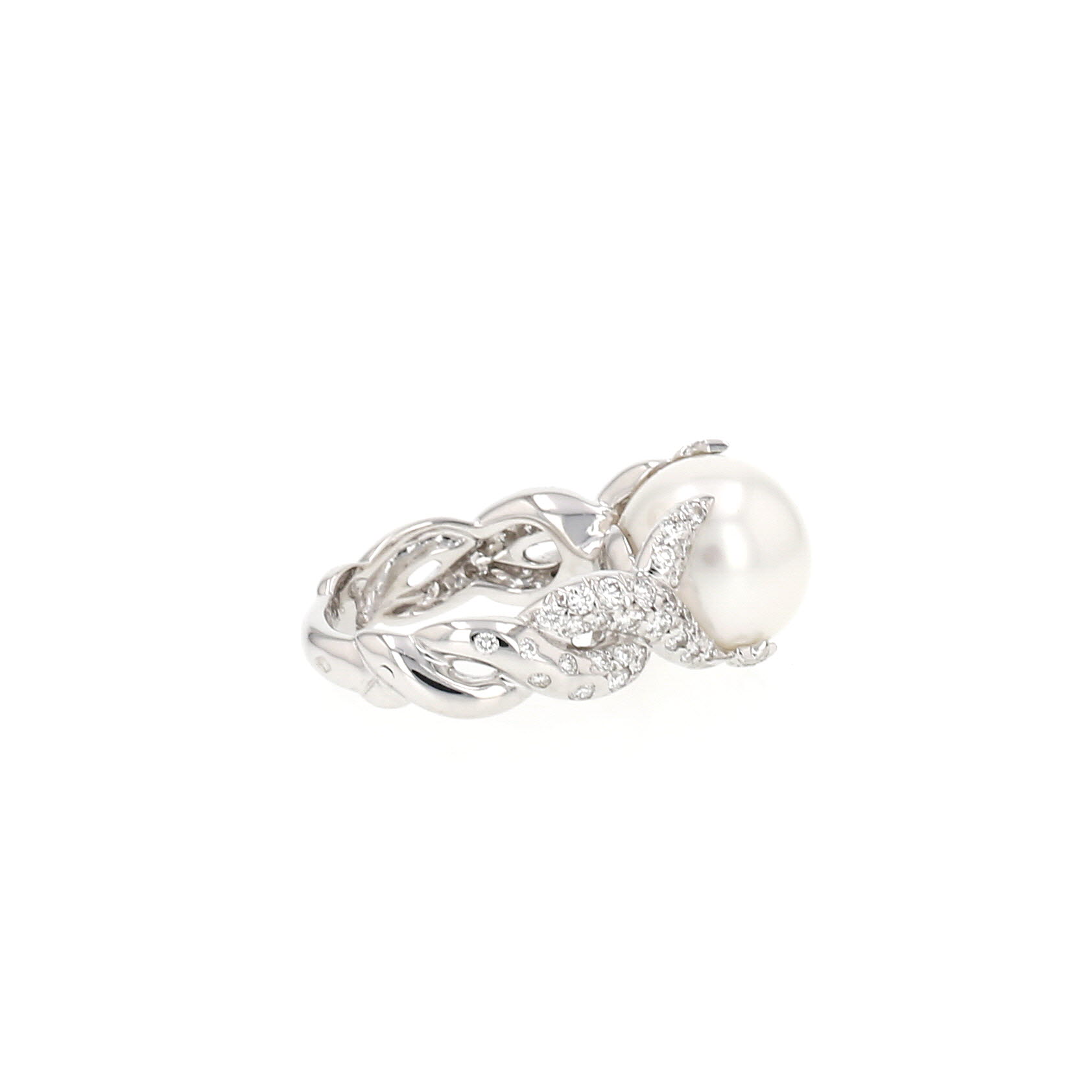 Chanel ring in white gold, with a cultured pearl and diamonds
