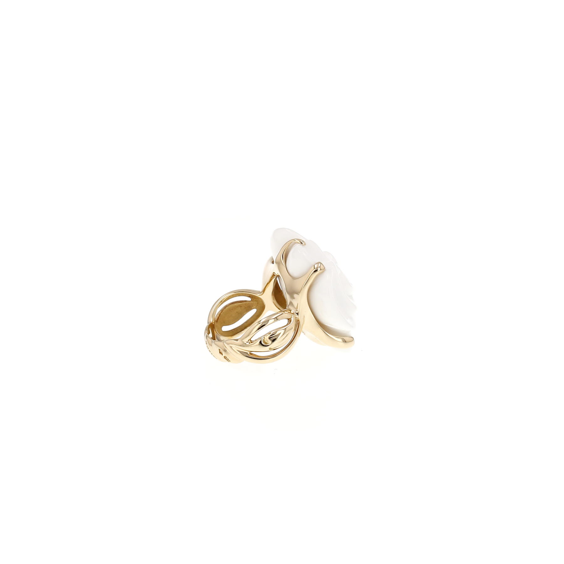 Bague Chanel Camelia moyen modèle en or jaune et agate