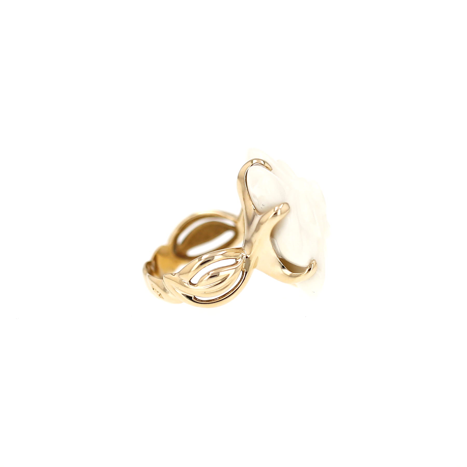Chanel Camelia ring, medium size, in yellow gold and agate