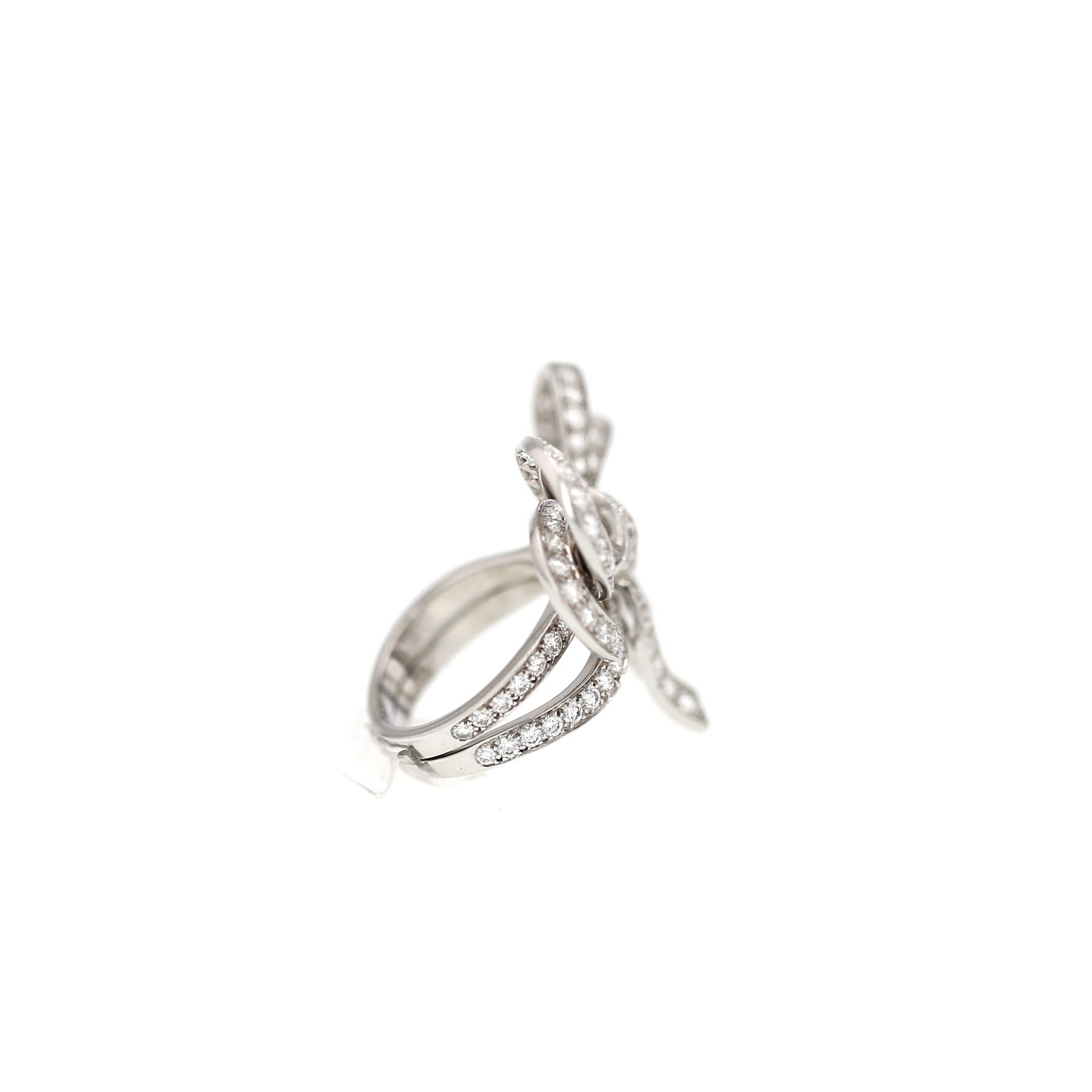 Van Cleef & Arpels ‘Entre les Doigts’ Bow Ring in white gold and diamonds