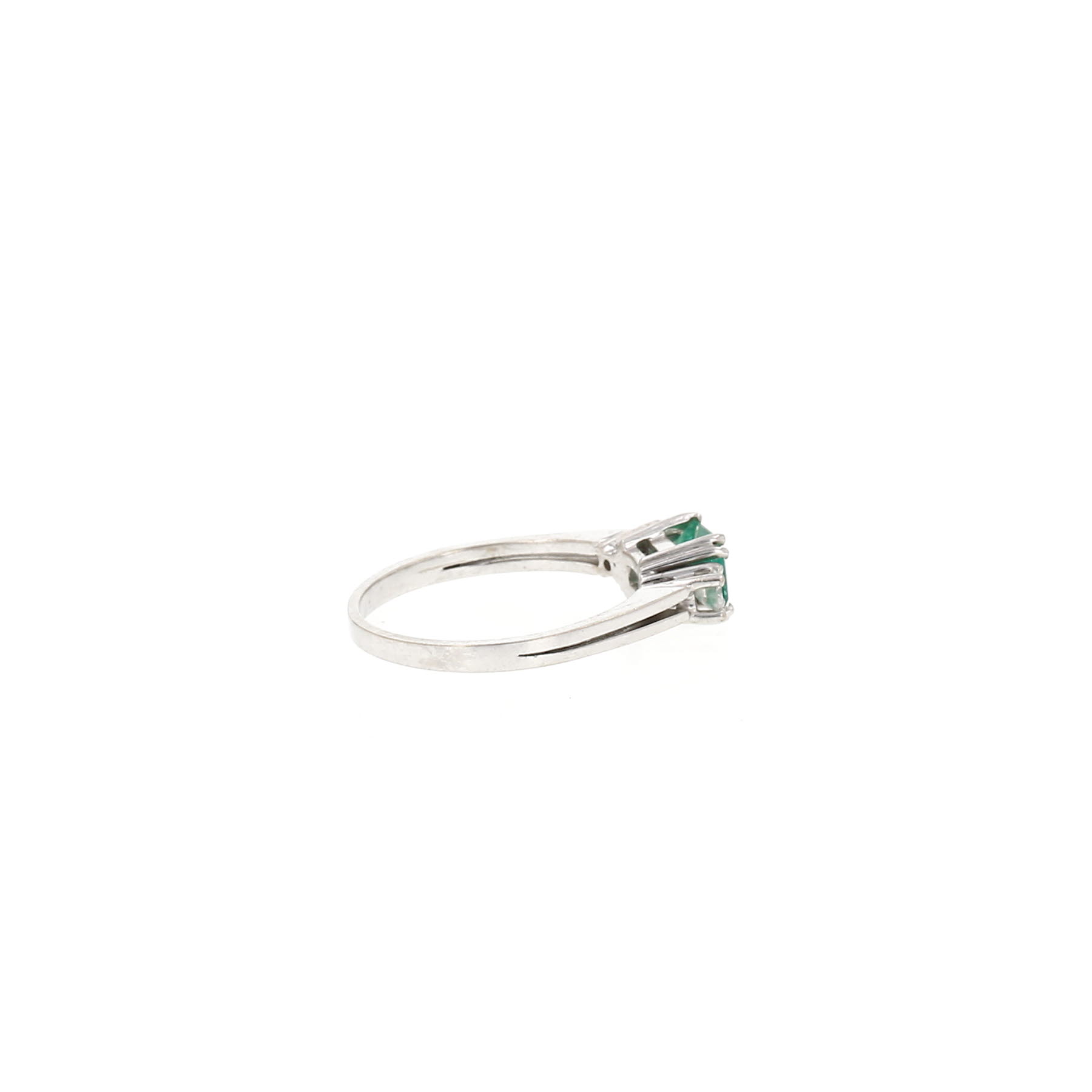 Vintage ring in white gold, with an emerald and diamonds
