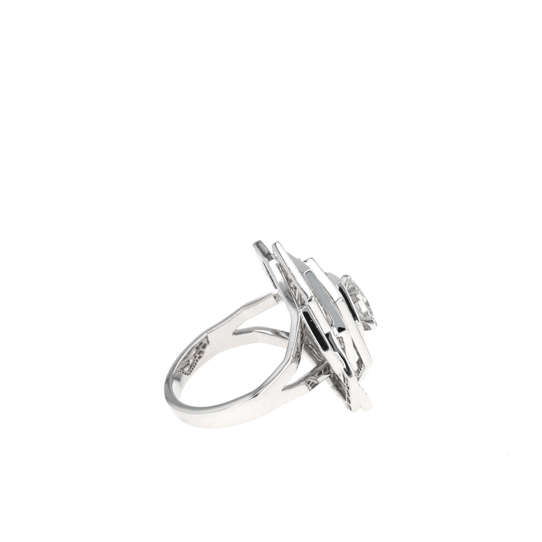 Bague Chanel 1932 en or blanc et diamants. Avec écrin.